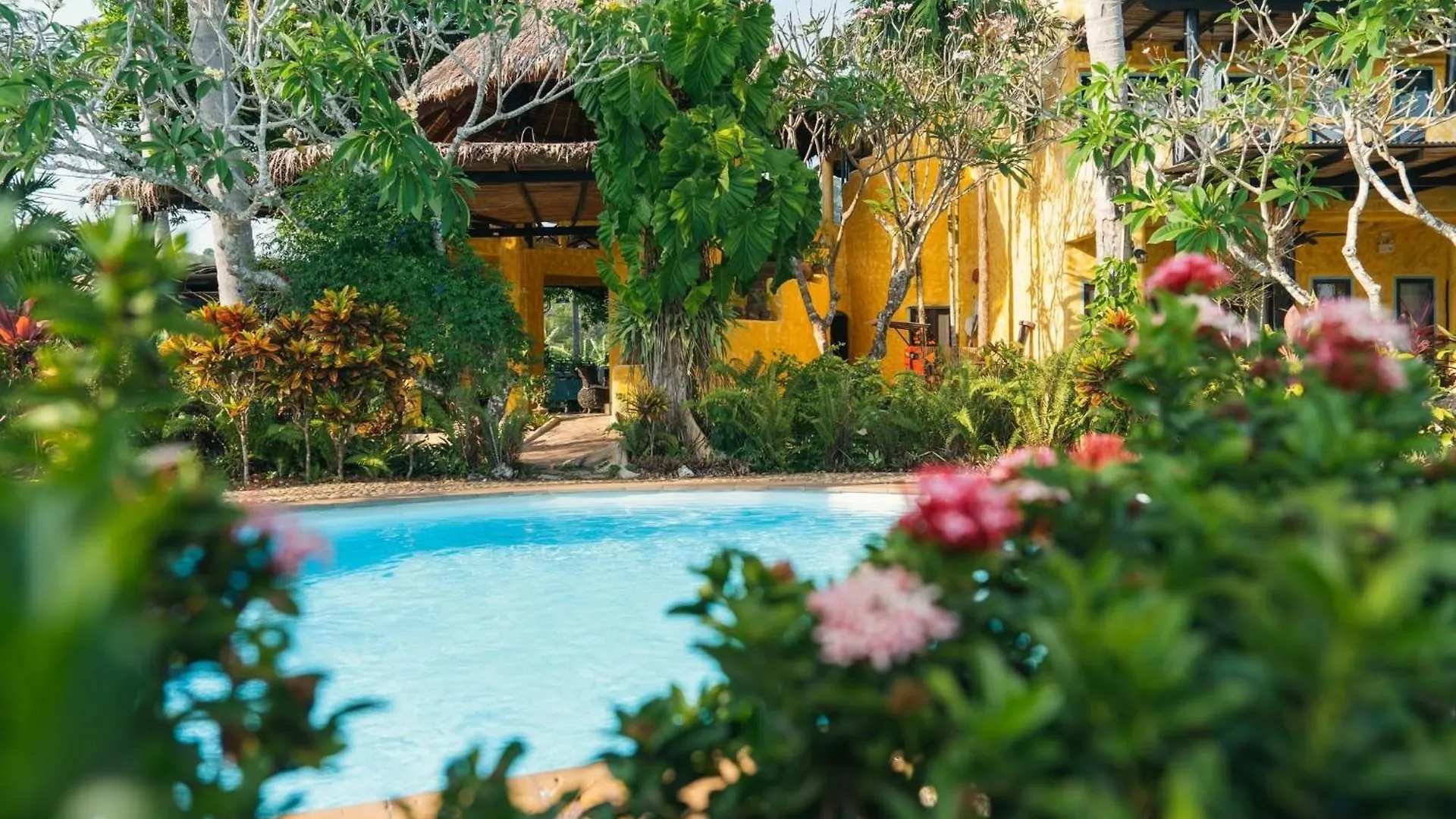 Vacation Village Phra Nang Lanta - Sha Extra Plus 코란타 4*,  태국